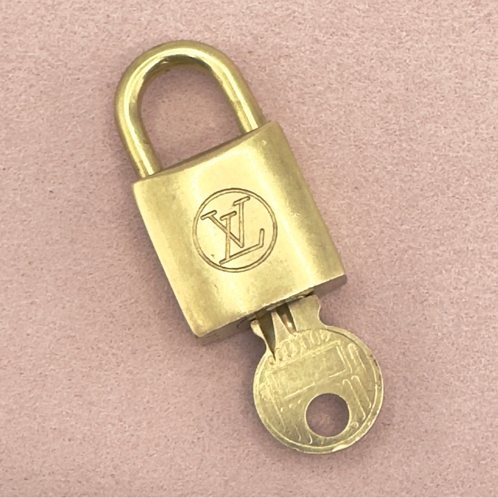 LV Louis Vuitton Vintage Brass Lock and Key Set #208